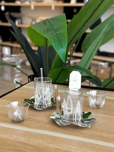 طقم قهوة وشاهي 24 قطعة وبلون بني أنيق