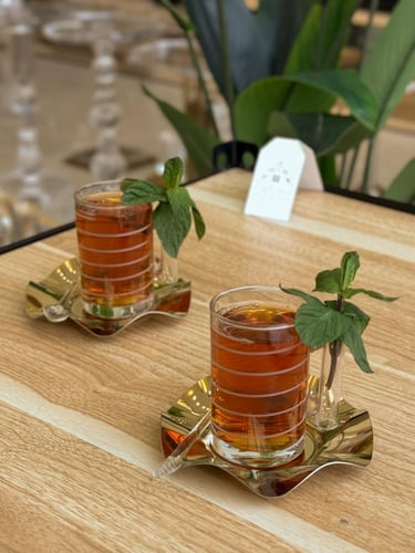 طقم شاهي وقهوة 24 قطعة بتصميم راقي وبلون ذهبي