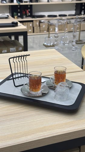 طقم شاهي وقهوة بصحن فضي وبتصميم كلاسك