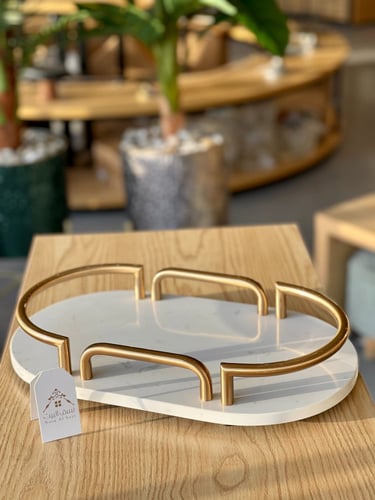 صينية من الرخام الأبيض بحواف ذهبية