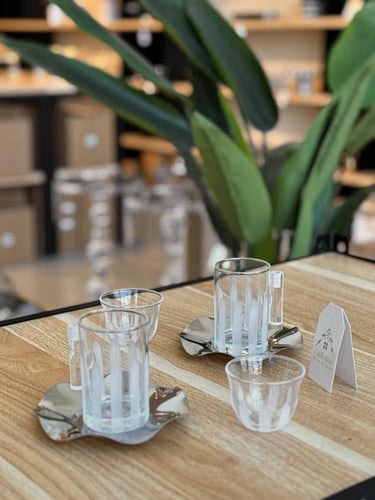 طقم شاهي وقهوة 18 قطعة بتصميم مبتكر ومميز