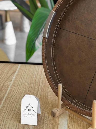 صينة دائرية من الجلد وبحواف خشبية