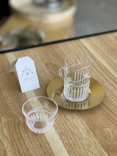 طقم قهوة وشاهي 18 قطعة باللّون الذهبي وبنقشة أنيقة