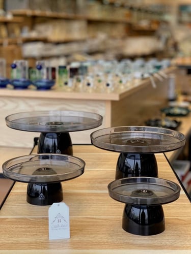 حامل زجاجي بلون أسود أنيق