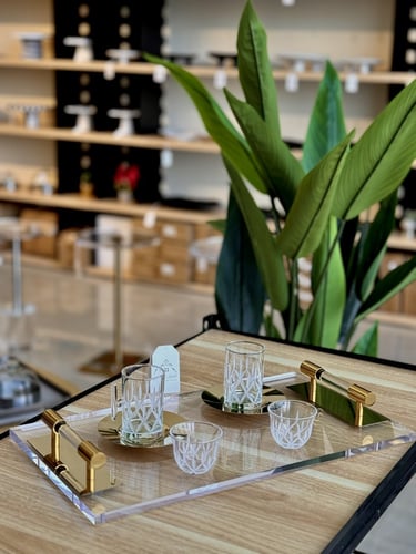 طقم شاهي وقهوة باللّون الذهبي وبتفاصيل مميزة