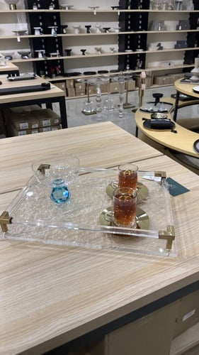 طقم شاهي وقهوة بصحن ذهبي وبتصميم كلاسك