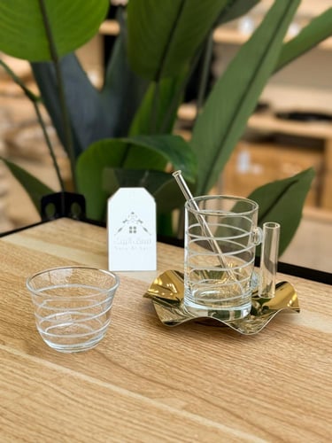 طقم شاهي وقهوة 24 قطعة بتصميم راقي وبلون ذهبي