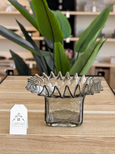 آنية زجاج رمادية بتصميم أنيق