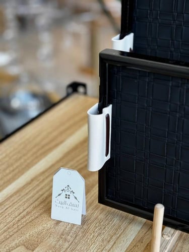 صينية من الجلد والخشب باللّون الأسود