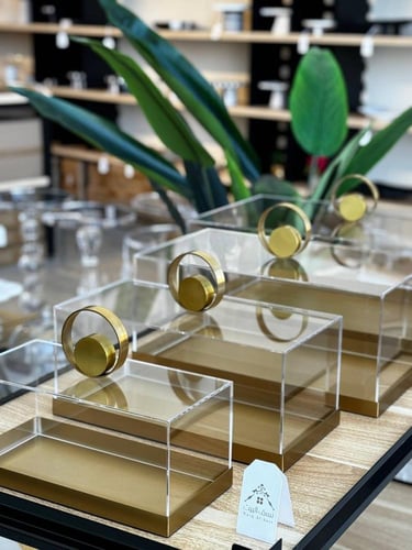 آنية تقديم ذهبية بغطاء من الاكريليك