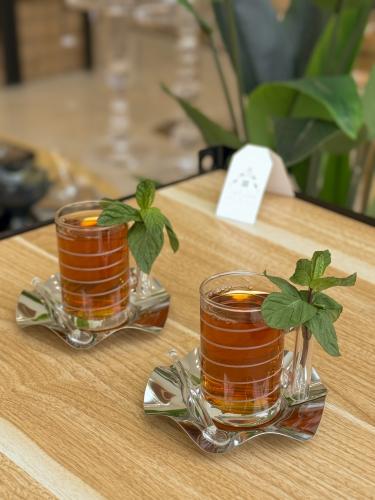 طقم شاهي وقهوة 24 قطعة بتصميم راقي وبلون فضي