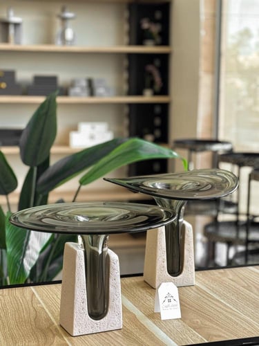 ستاند وحامل زجاجي بقاعده حجرية