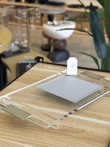 صينية تقديم من الاكريليك والجلد