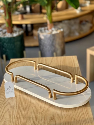 صينية من الرخام الأبيض بحواف ذهبية