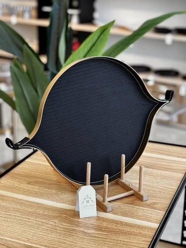 صينية من الجلد والمعدن بتصميم غريب وأنيق