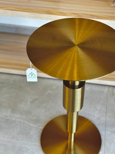 طاولة خدمة أو جانبية مصنوعة من المعدن