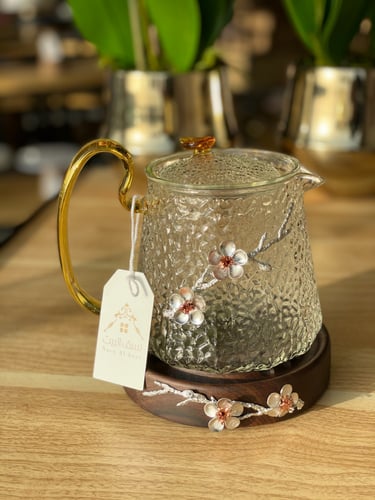 ابريق زجاجي بطابع فني مع قاعدة خشبية