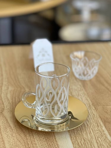 طقم قهوة وشاهي 18 قطعة باللّون الذهبي وبنقشة مميزة