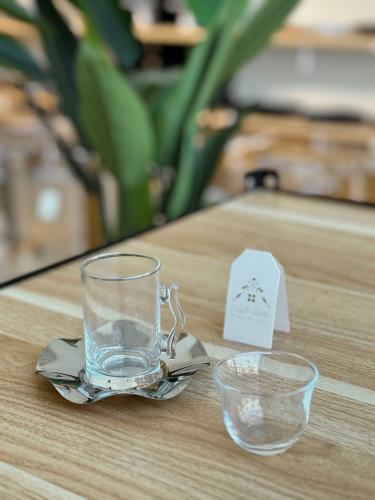 طقم شاهي وقهوة 18 قطعة وبتصميم كلاسيك