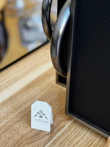 صينية جلد مستطيلة وبحواف ومسكة معدنية