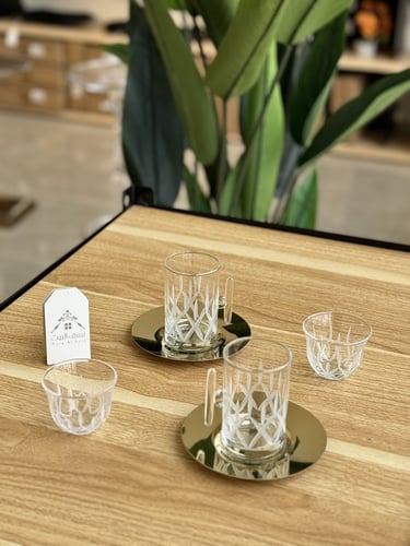 طقم شاهي وقهوة باللّون الذهبي وبتفاصيل مميزة