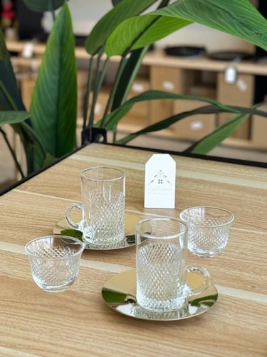 طقم شاهي وقهوة بصحن ذهبي وبتصميم كلاسك