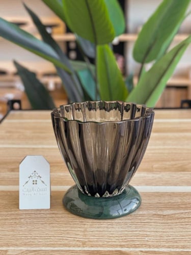 آنية زجاجية بألوان لطيفة