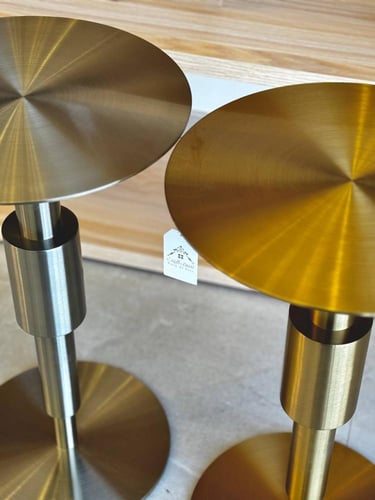 طاولة خدمة أو جانبية مصنوعة من المعدن