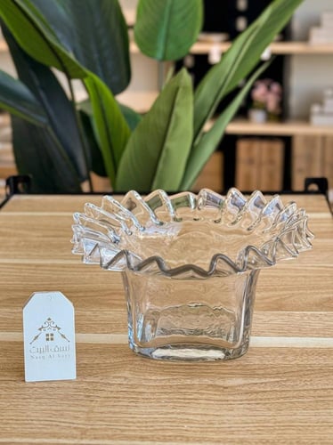 آنية زجاج شفافه بتصميم أنيق