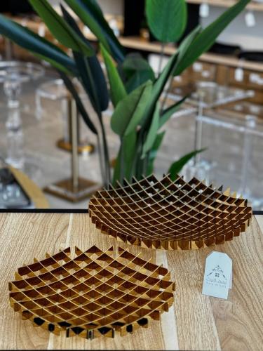 صحن تقديم أو ديكور دائري من المعدن باللّون الذهبي