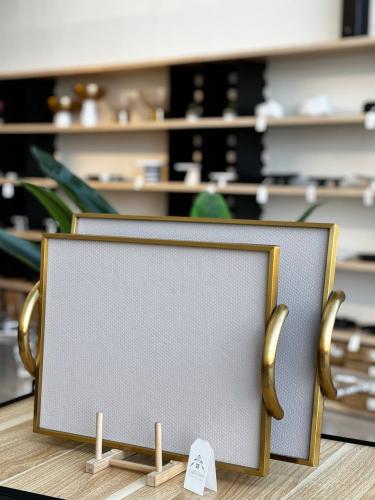 صينية جلد بيج وبحواف معدنية ذهبية