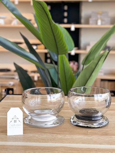 آنية تقديم زجاجية بقاعدة سوداء راقية