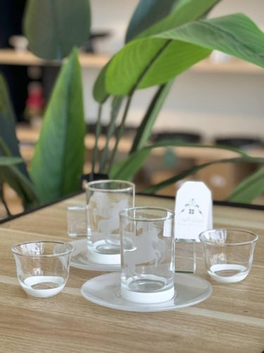 طقم شاهي وقهوة بصحن ثلجي وبتصميم أنيق