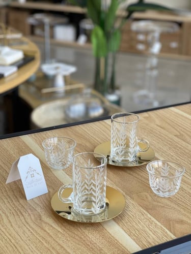 طقم قهوة وشاهي 18 قطعة باللون الذهبي وبنقشة راقية