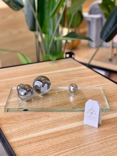 صينية زجاج بتفاصيل أنيقة