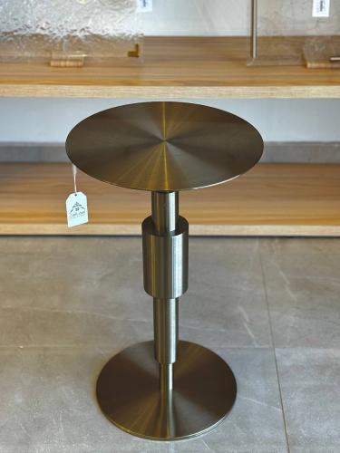 طاولة خدمة أو جانبية مصنوعة من المعدن