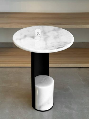 طاولة جانبية أو خدمة بتفاصيل أنيقة