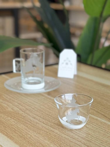 طقم شاهي وقهوة بصحن ثلجي وبتصميم أنيق