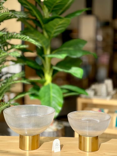 حامل ضيافة زجاجي بقاعدة ذهبية