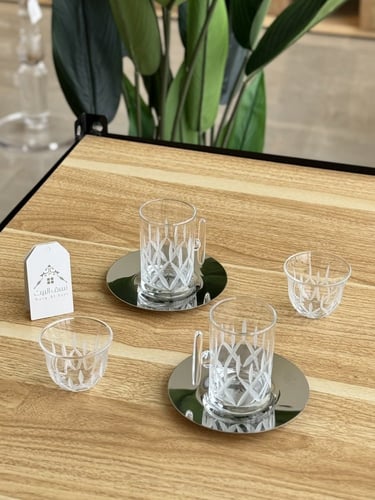 طقم شاهي وقهوة باللّون الفضي وبتفاصيل مميزة