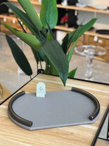 صينية جلد رمادية وبحواف فضية