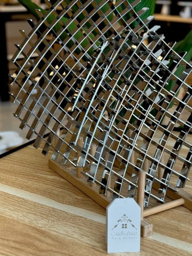 صحن تقديم أو ديكور دائري من المعدن