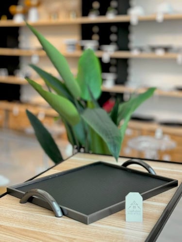 صينية جلد مستطيلة وبحواف ومسكة معدنية