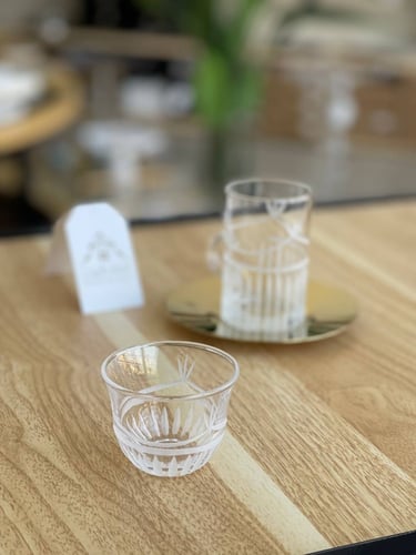 طقم قهوة وشاهي 18 قطعة باللّون الذهبي وبنقشة أنيقة