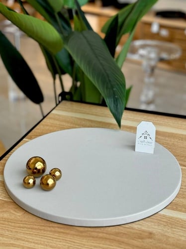 صينية جلد دائرية بيج وبتفاصيل ذهبيه