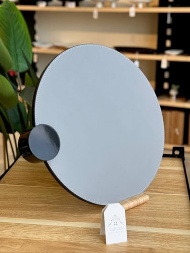 صينية جلد دائرية وبتفاصيل سوداء