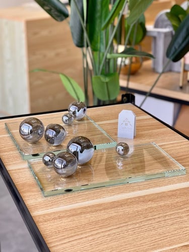 صينية زجاج بتفاصيل أنيقة