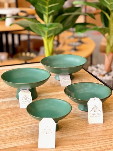 صحن تقديم اخضر فاتح بطابع عصري فني