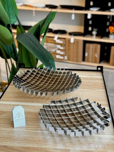 صحن تقديم أو ديكور دائري من المعدن