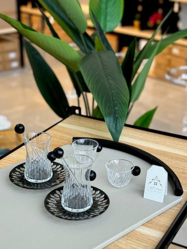 صينية جلد بيج وبحواف سوداء